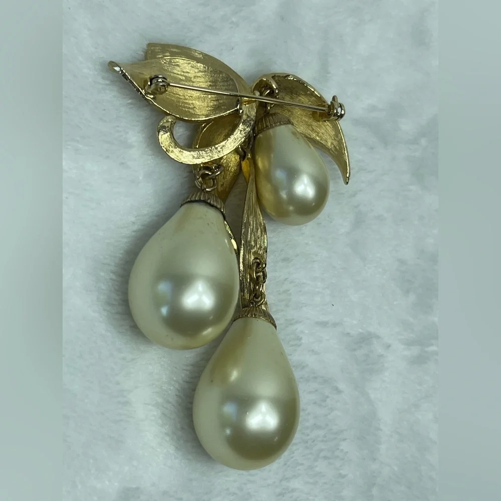 Vintage Brooch with glass beads gold tone